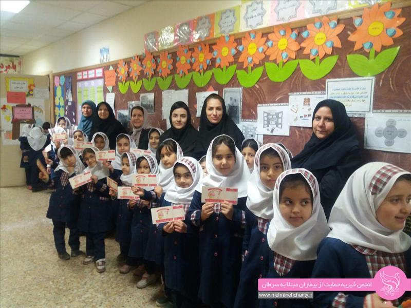 دانش‌آموزان مدرسه شاهد "ریحانه" موادغذایی سالم و صنایع دستی خود را به نفع بیماران مبتلا به سرطان مهرانه به فروش رساندند